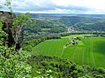 Blick vom Lilienstein (über die Elbe) auf den Ort Königstein