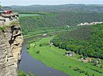 Festung Königstein- Blick auf den Elbbogen, rechts oben die Bastei bei Rathen